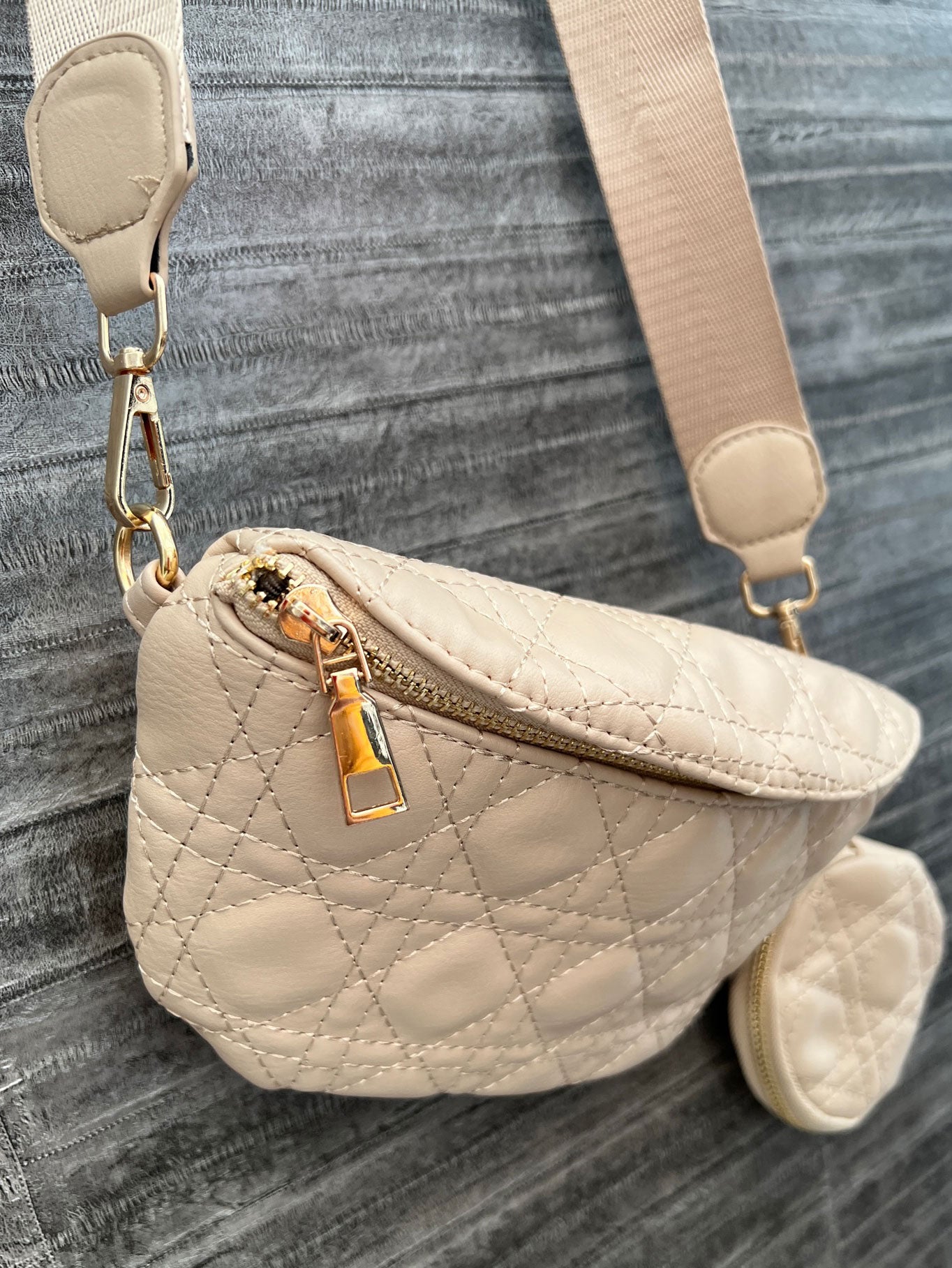 Fiona - Læderlook bæltetaske med guldkæde